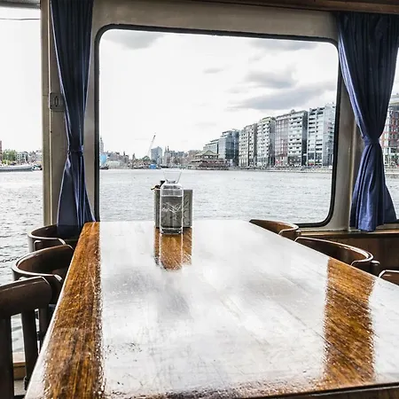 ספינת מלון Amicitia